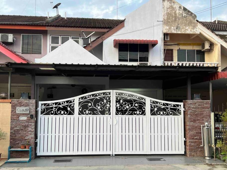M Guest House2 Muar Exterior photo